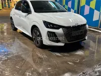 Usado Peugeot 208 Allure 100 CV (73 kW) 2024 Blanco Utilitario