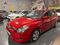 Usado Hyundai i30 Comfort 109 CV (80 kW) 2009 Rojo Berlina