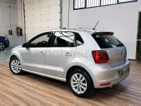 Usado VW Polo Sportline 90 CV (66 kW) 2014 Gris / plata Berlina
