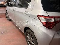 Usado Toyota Yaris Hybrid Active 100 CV (73 kW) 2018 Gris / plata Berlina