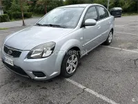 Usado Kia Rio 94 CV (69 kW) 2010 Gris / plata Berlina