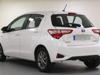 Usado Toyota Yaris Hybrid Active 100 CV (73 kW) 2019 Blanco Berlina