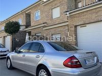 Usado Mercedes E270 Avantgarde 177 CV (130 kW) 2004 Gris / plata Berlina