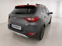 Usado Kia Stonic 100 CV (73 kW) 2019 Gris / plata SUV