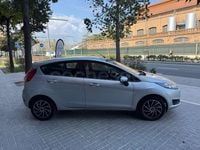 Usado Ford Fiesta Trend 82 CV (60 kW) 2015 Gris / plata Berlina