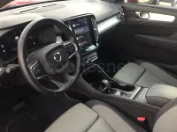 Usado Volvo XC40 Core 163 CV (119 kW) 2025 Granate SUV