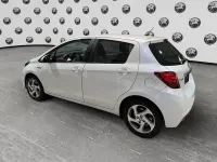 Usado Toyota Yaris Hybrid Active 100 CV (73 kW) 2016 Blanco Berlina