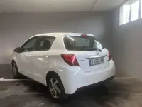 Usado Toyota Yaris Hybrid Active 99 CV (72 kW) 2015 Blanco Utilitario