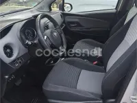 Usado Toyota Yaris Hybrid Active 100 CV (73 kW) 2018 Gris / plata Berlina