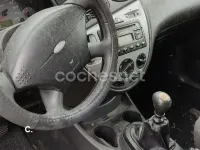 Usado Ford Focus Trend 115 CV (84 kW) 2002 Gris / plata Berlina