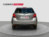 Usado Toyota Yaris Hybrid Active 100 CV (73 kW) 2014 Gris / plata Berlina