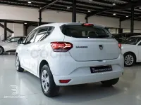 Usado Dacia Sandero Acces 67 CV (49 kW) 2021 Blanco Berlina