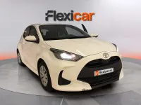 Usado Toyota Yaris Active 116 CV (85 kW) 2025 Gris Utilitario