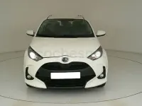 Usado Toyota Yaris Hybrid Active 116 CV (85 kW) 2022 Blanco Berlina