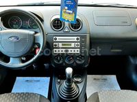 Usado Ford Fiesta Trend 100 CV (73 kW) 2004 Gris / plata Utilitario