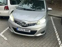 Usado Toyota Yaris Active 69 CV (50 kW) 2013 Gris / plata Utilitario