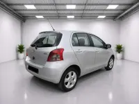 Usado Toyota Yaris Luna 87 CV (63 kW) 2007 Plateado Utilitario