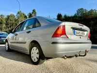 Usado Ford Focus Ghia 90 CV (66 kW) 2002 Gris / plata Berlina