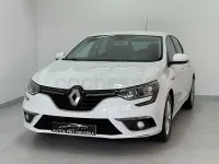 Usado Renault Mégane IV Bose Edition 130 CV (95 kW) 2016 Blanco Berlina