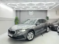 Usado Skoda Octavia Ambition 150 CV (110 kW) 2022 Gris / plata Familiar