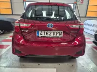 Usado Toyota Yaris Hybrid Active 100 CV (73 kW) 2018 Granate Berlina