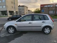 Usado Ford Fiesta 90 CV (66 kW) 2005 Gris / plata Utilitario