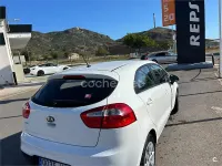 Usado Kia Rio 85 CV (62 kW) 2013 Blanco Berlina