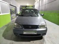 Usado Kia Carens 110 CV (80 kW) 2002 Gris / plata Monovolumen