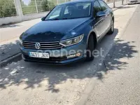 Usado VW Passat 120 CV (88 kW) 2016 Azul Berlina