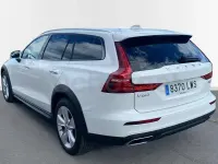 Begagnad Volvo V60 CC Pro 197 HK (144 kW) 2022 Vit Kombi