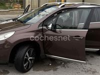 Usado Peugeot 2008 Active 92 CV (67 kW) 2014 Marrón SUV