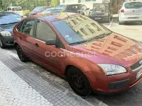 Usado Ford Focus Ghia 109 CV (80 kW) 2006 Granate Berlina