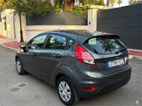 Usado Ford Fiesta Trend 82 CV (60 kW) 2017 Gris / plata Berlina