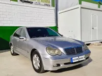 Usado Mercedes C220 Elegance 143 CV (105 kW) 2002 Gris / plata Berlina