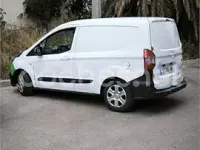 Usado Ford Tourneo Courier Trend 75 CV (55 kW) 2015 Blanco Monovolumen