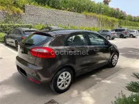 Usado Kia Rio 85 CV (62 kW) 2011 Marrón Berlina