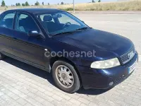 Usado Audi A4 110 CV (80 kW) 1999 Azul Berlina