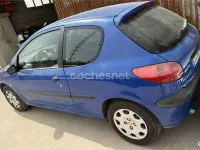 Usado Peugeot 206 70 CV (51 kW) 2000 Azul Berlina