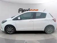 Usado Toyota Yaris Hybrid Active 100 CV (73 kW) 2018 Blanco Berlina