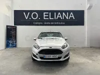 Usado Ford Fiesta Trend 100 CV (73 kW) 2013 Gris / plata Berlina