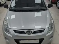 Usado Hyundai i20 Comfort 77 CV (56 kW) 2011 Gris Utilitario