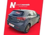 Usado Kia Rio 100 CV (73 kW) 2021 Gris / plata Berlina