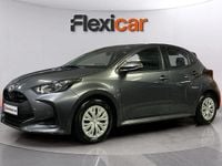 Usado Toyota Yaris Hybrid Active 116 CV (85 kW) 2023 Rojo Utilitario