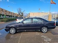 Usado Mercedes E300 Avantgarde 177 CV (130 kW) 1999 Azul Berlina