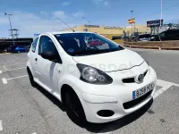 Usado Toyota Aygo Live 68 CV (50 kW) 2011 Blanco Utilitario