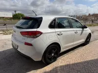 Usado Hyundai i30 100 CV (73 kW) 2018 Blanco Berlina