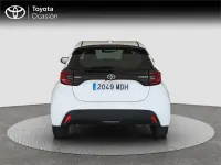 Usado Toyota Yaris Hybrid Active 116 CV (85 kW) 2023 Blanco Monovolumen
