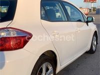 Usado Toyota Auris 90 CV (66 kW) 2010 Blanco Berlina