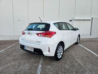 Usado Toyota Auris Active 90 CV (66 kW) 2013 Blanco Berlina