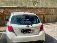 Usado Toyota Yaris Hybrid Active 100 CV (73 kW) 2015 Blanco Berlina